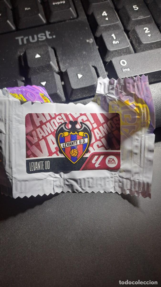 Coleccionismo deportivo: CROMO ESCUDO LEVANTE CHICLE LIGA 2026 2027 26 27 ESTE PANINI NUNCA PEGADO