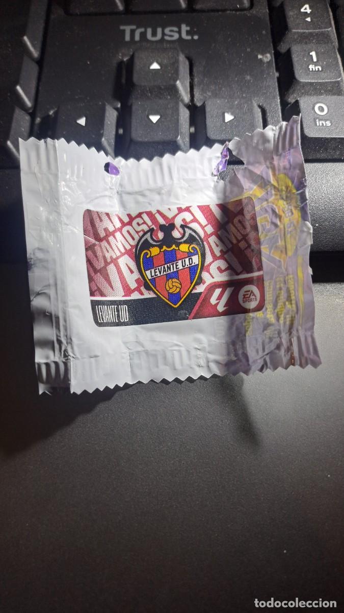 Coleccionismo deportivo: CROMO ESCUDO LEVANTE CHICLE LIGA 2026 2027 26 27 ESTE PANINI NUNCA PEGADO