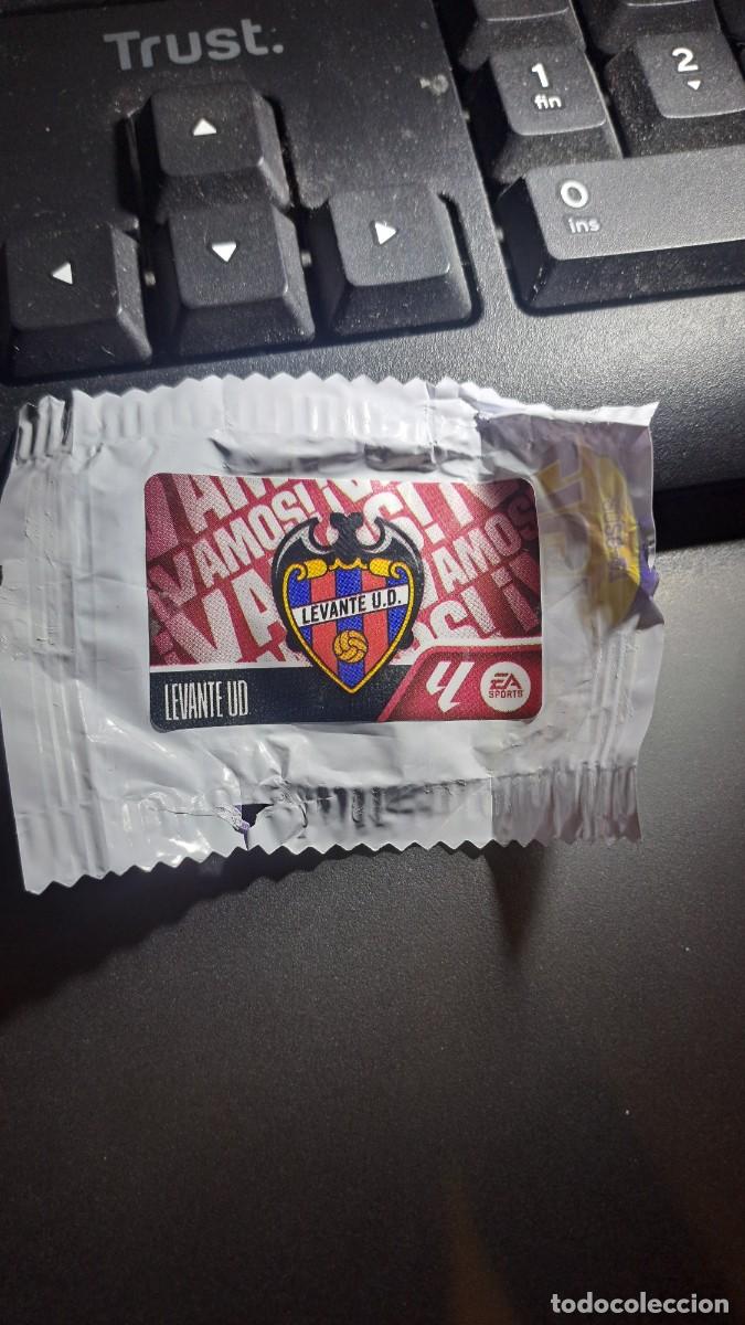 Coleccionismo deportivo: CROMO ESCUDO LEVANTE CHICLE LIGA 2026 2027 26 27 ESTE PANINI NUNCA PEGADO