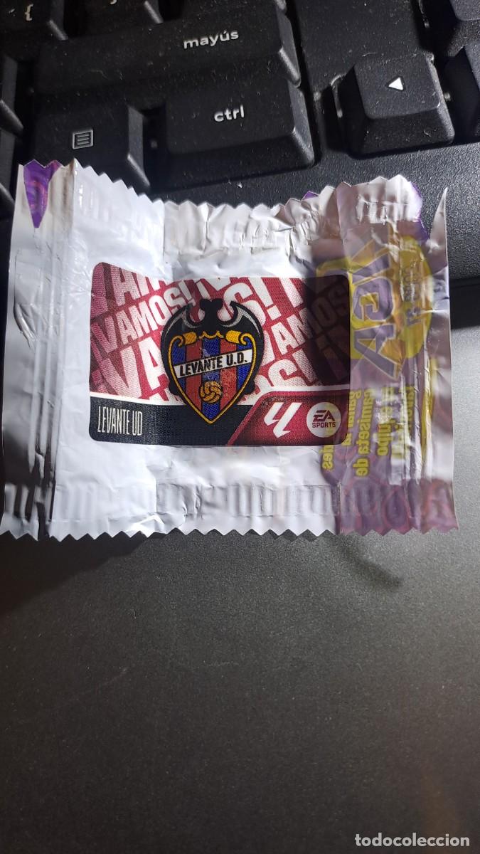 Coleccionismo deportivo: CROMO ESCUDO LEVANTE CHICLE LIGA 2026 2027 26 27 ESTE PANINI NUNCA PEGADO