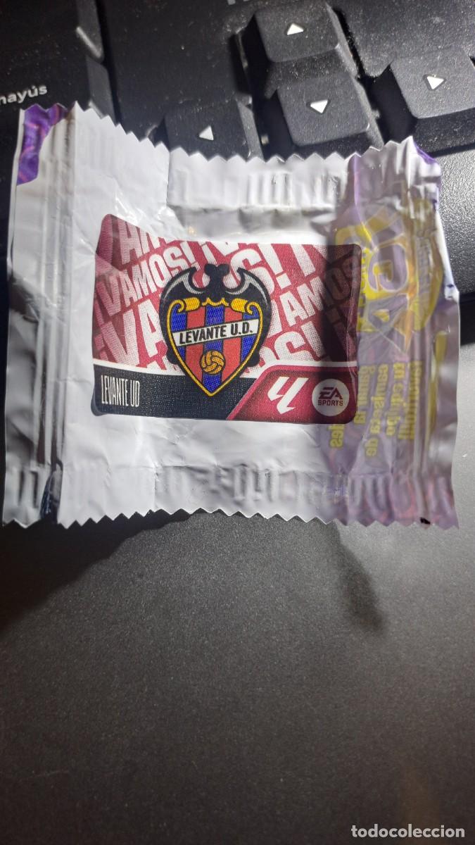 Coleccionismo deportivo: CROMO ESCUDO LEVANTE CHICLE LIGA 2026 2027 26 27 ESTE PANINI NUNCA PEGADO