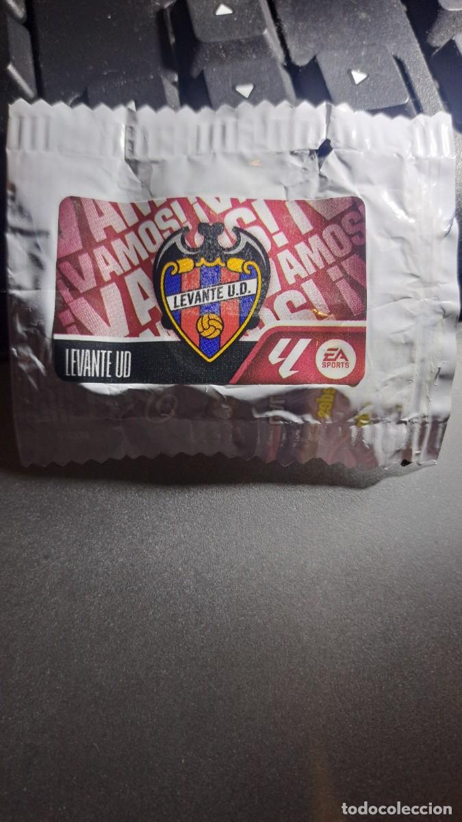 Coleccionismo deportivo: CROMO ESCUDO LEVANTE CHICLE LIGA 2026 2027 26 27 ESTE PANINI NUNCA PEGADO