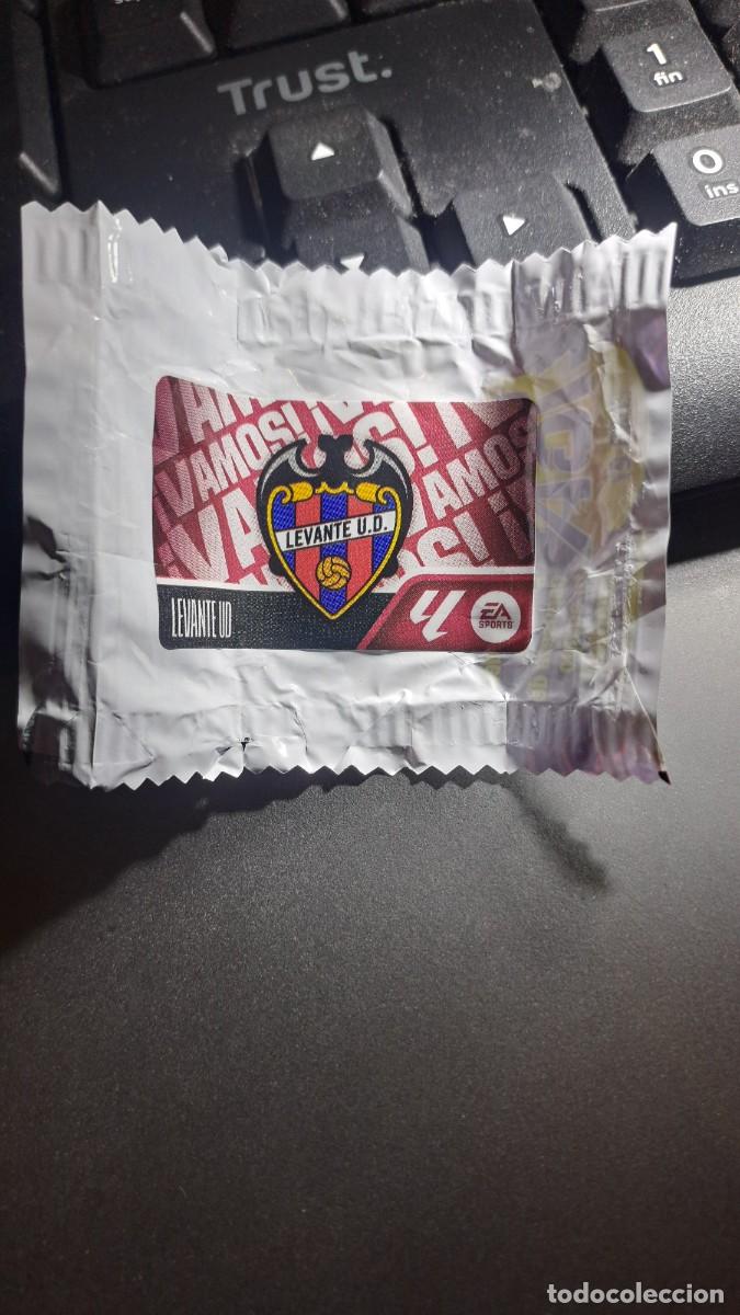 Coleccionismo deportivo: CROMO ESCUDO LEVANTE CHICLE LIGA 2026 2027 26 27 ESTE PANINI NUNCA PEGADO