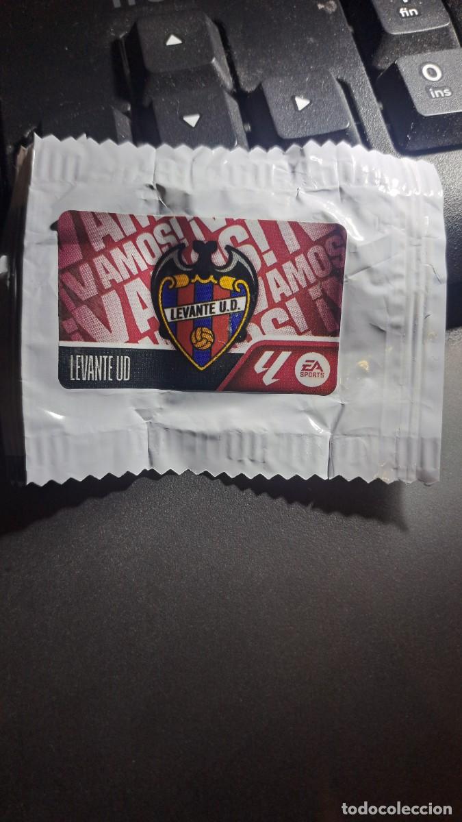 Coleccionismo deportivo: CROMO ESCUDO LEVANTE CHICLE LIGA 2026 2027 26 27 ESTE PANINI NUNCA PEGADO