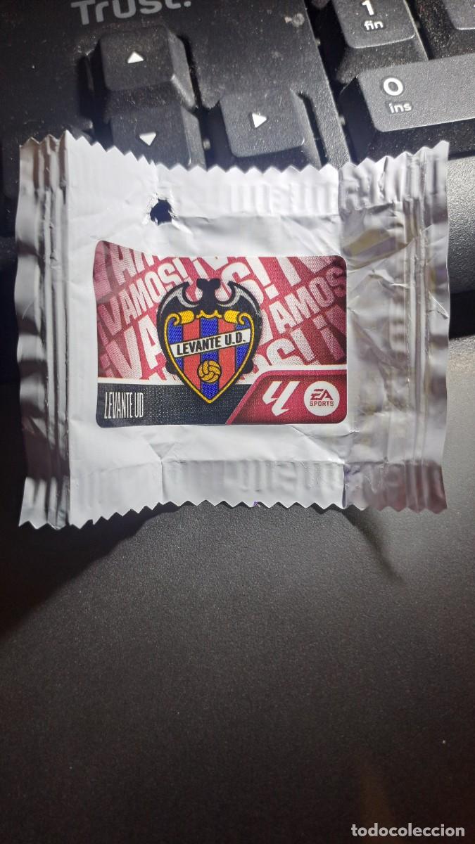 Coleccionismo deportivo: CROMO ESCUDO LEVANTE CHICLE LIGA 2026 2027 26 27 ESTE PANINI NUNCA PEGADO