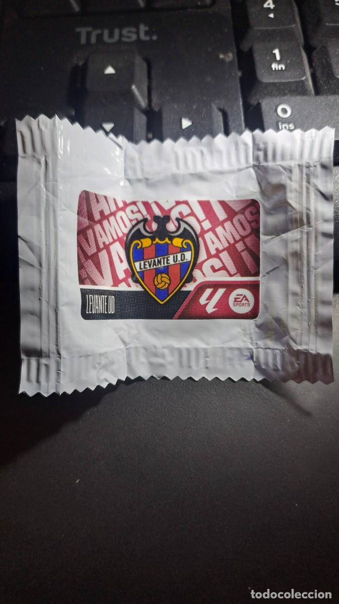 Coleccionismo deportivo: CROMO ESCUDO LEVANTE CHICLE LIGA 2026 2027 26 27 ESTE PANINI NUNCA PEGADO