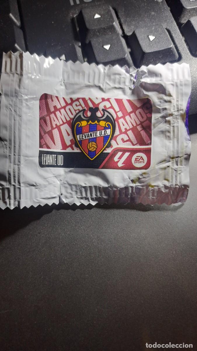 Coleccionismo deportivo: CROMO ESCUDO LEVANTE CHICLE LIGA 2026 2027 26 27 ESTE PANINI NUNCA PEGADO