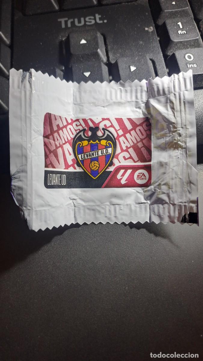 Coleccionismo deportivo: CROMO ESCUDO LEVANTE CHICLE LIGA 2026 2027 26 27 ESTE PANINI NUNCA PEGADO
