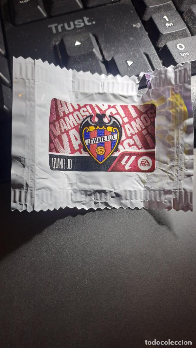 Coleccionismo deportivo: CROMO ESCUDO LEVANTE CHICLE LIGA 2026 2027 26 27 ESTE PANINI NUNCA PEGADO