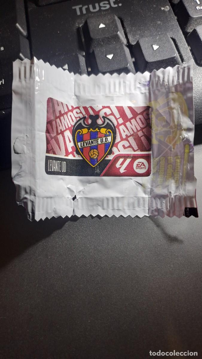 Coleccionismo deportivo: CROMO ESCUDO LEVANTE CHICLE LIGA 2026 2027 26 27 ESTE PANINI NUNCA PEGADO