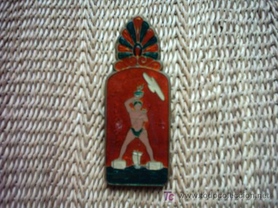 Posters: ANTIGUA PINZA EN METAL ESMALTADO POR AMBAS CARAS, COLOSO DE RODAS Y C&Eacute;RVIDO. 10.5 x 4 cm.