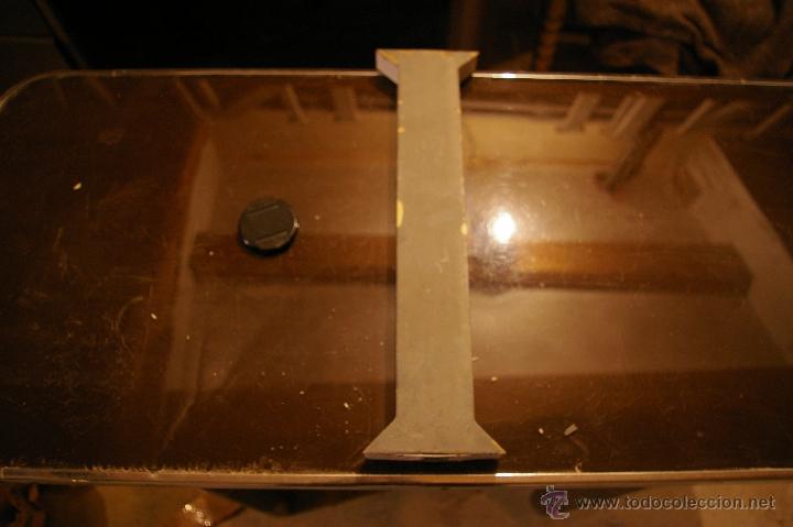 Affiches: Letra I, de lat&oacute;n, 40 cm. altura