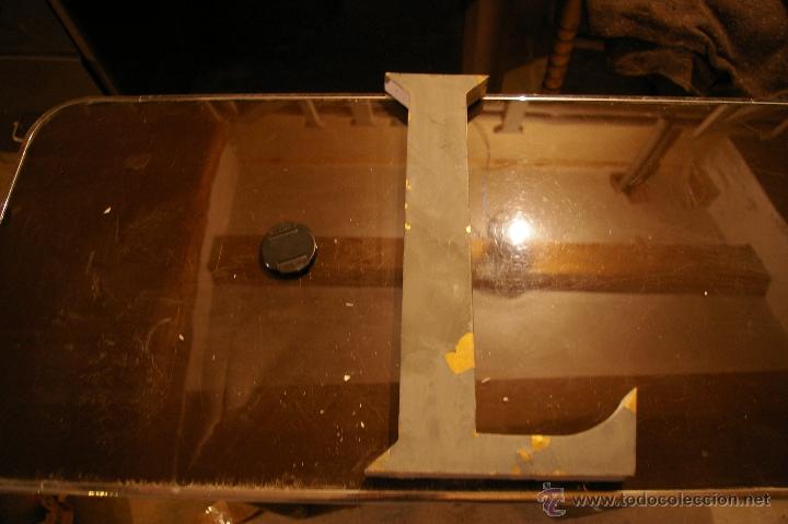 Affiches: letra L de lat&oacute;n, 40 cm. altura