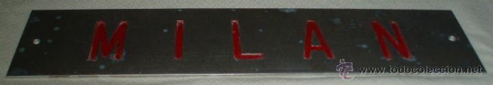 Affiches: placa-chapa con el nombre de Milan grabado y pintado