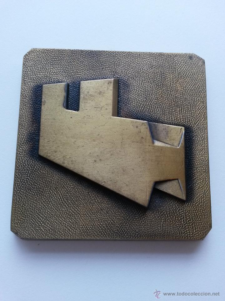 Affiches: Metal con un simbolo etc... de 8,2 x 8,2 x1,2 cms