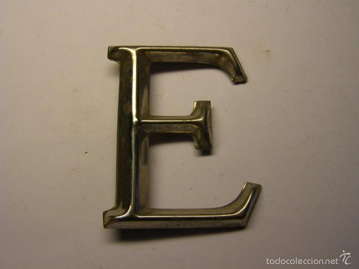 Affiches: Letra met&aacute;lica E para poner inscripciones sobre piedra, madera, o metal.