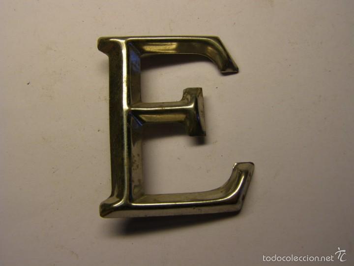 Affiches: Letra met&aacute;lica E para poner inscripciones sobre piedra, madera, o metal.