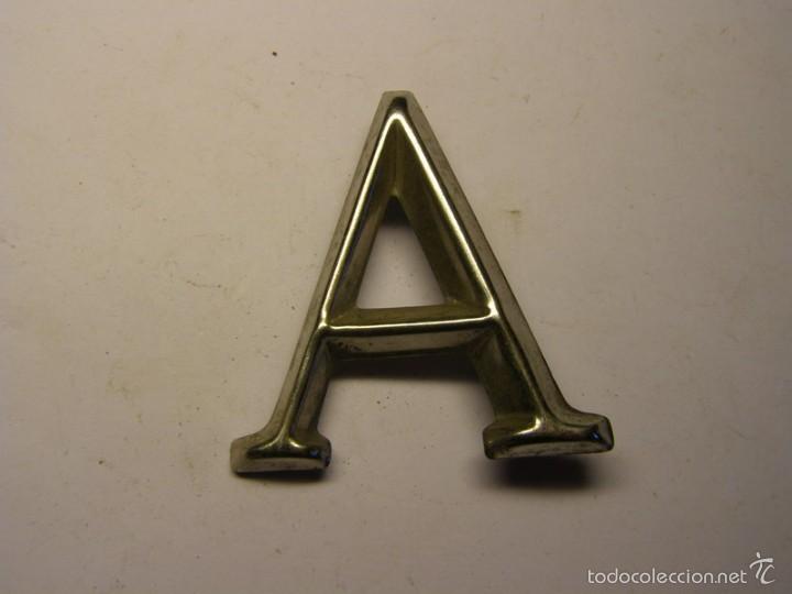 Affiches: Letra met&aacute;lica A para poner inscripciones sobre piedra, madera, o metal.