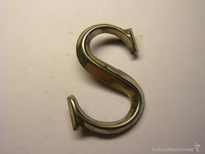 Affiches: Letra met&aacute;lica S para poner inscripciones sobre piedra, madera, o metal.