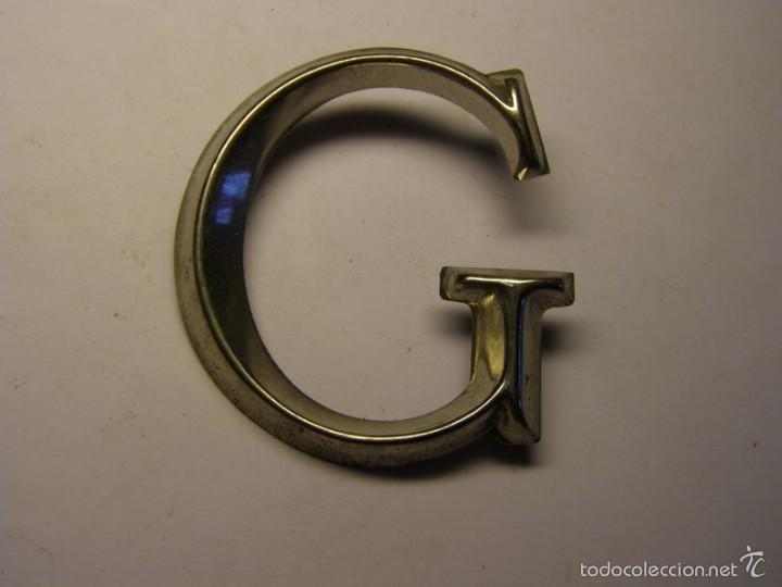 Affiches: Letra met&aacute;lica F para poner inscripciones sobre piedra, madera, o metal.