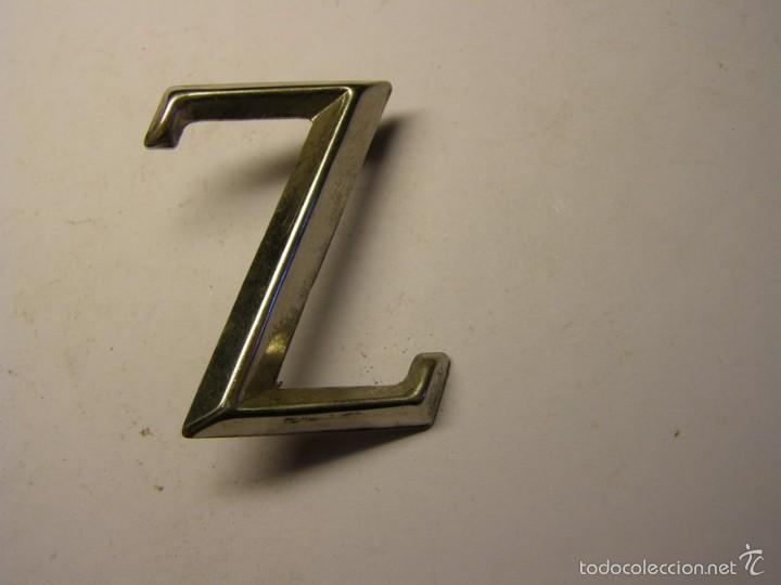 Affiches: Letra met&aacute;lica Z para poner inscripciones sobre piedra, madera, o metal.