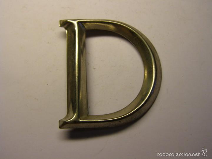 Affiches: Letra met&aacute;lica D para poner inscripciones sobre piedra, madera, o metal.