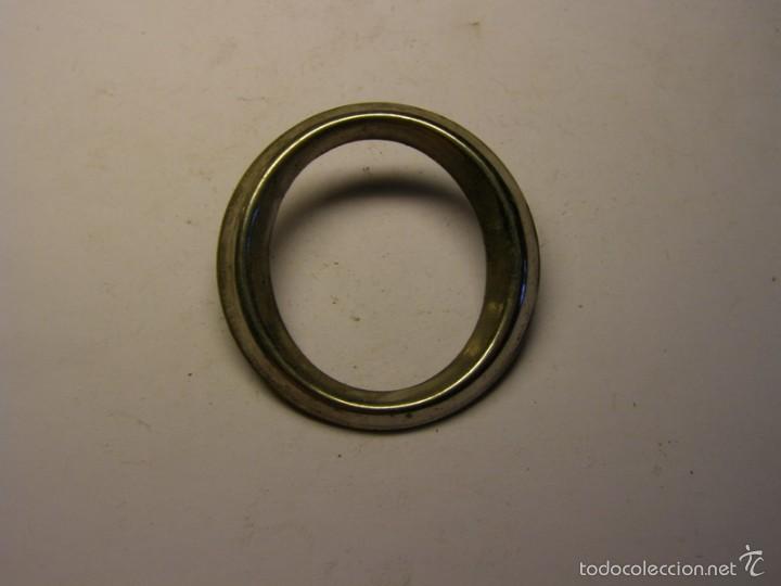 Affiches: Letra met&aacute;lica O para poner inscripciones sobre piedra, madera, o metal.