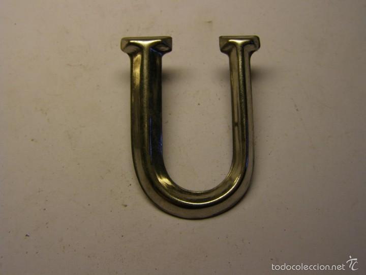 Affiches: Letra met&aacute;lica U para poner inscripciones sobre piedra, madera, cuero, o metal.