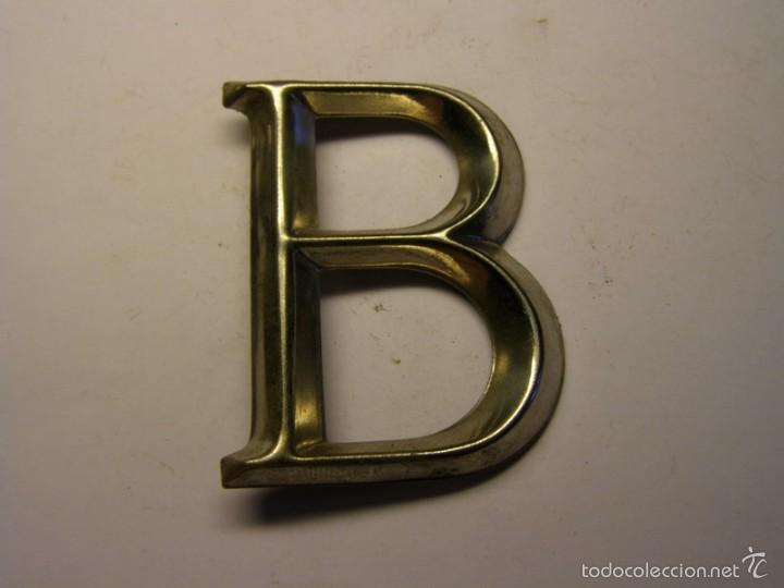 Affiches: Letra met&aacute;lica B para poner inscripciones sobre piedra, madera, o metal.
