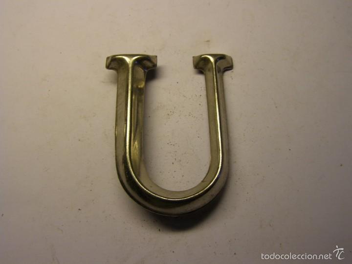 Posters: Letra met&aacute;lica U para poner inscripciones sobre piedra, madera, o metal.