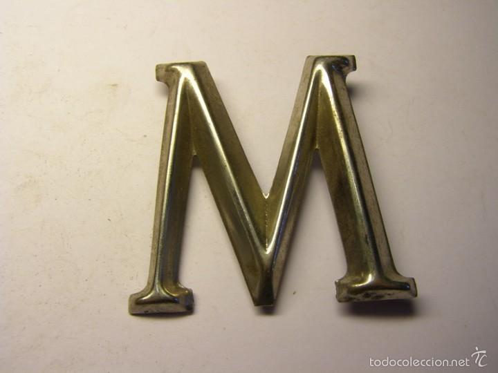 Posters: Letra met&aacute;lica M para poner inscripciones sobre piedra, madera, o metal.
