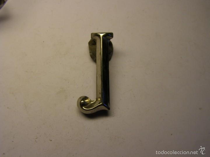 Posters: Letra met&aacute;lica J para poner inscripciones sobre piedra, madera, o metal.