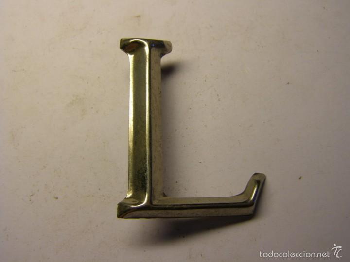 Posters: Letra met&aacute;lica L para poner inscripciones sobre piedra, madera, o metal.