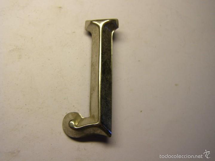 Posters: Letra met&aacute;lica J para poner inscripciones sobre piedra, madera, o metal.