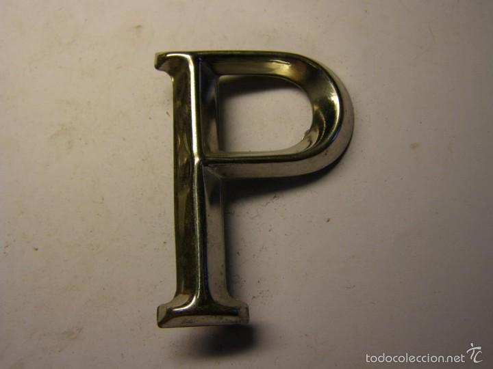 Posters: Letra met&aacute;lica P para poner inscripciones sobre piedra, madera, o metal.