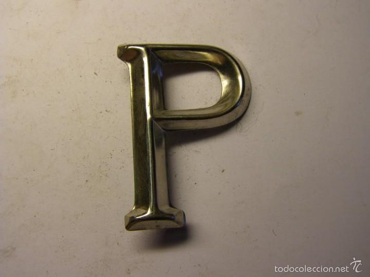 Posters: Letra met&aacute;lica P para poner inscripciones sobre piedra, madera, o metal.