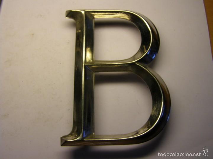 Posters: Letra met&aacute;lica B para poner inscripciones sobre piedra, madera, o metal.
