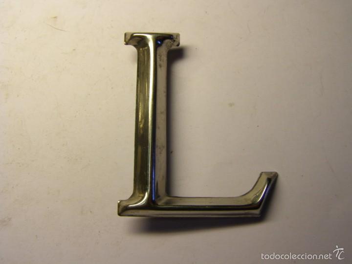 Posters: Letra met&aacute;lica L para poner inscripciones sobre piedra, madera, o metal.