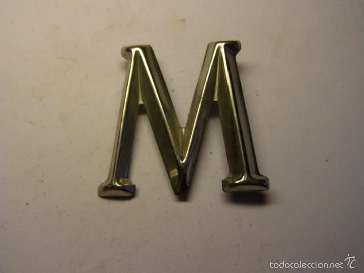 Posters: Letra met&aacute;lica M para poner inscripciones sobre piedra, madera, o metal. N&ordm; 2.