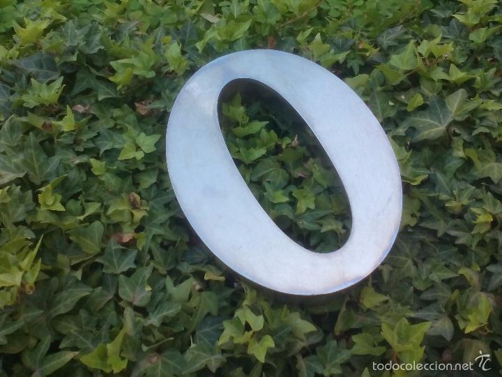 Posters: Esplendido n&ordm; '0' o letra O de Rotulo comercial. Pieza de decoraci&oacute;n de metal cromado 25 x19,5x4 cm