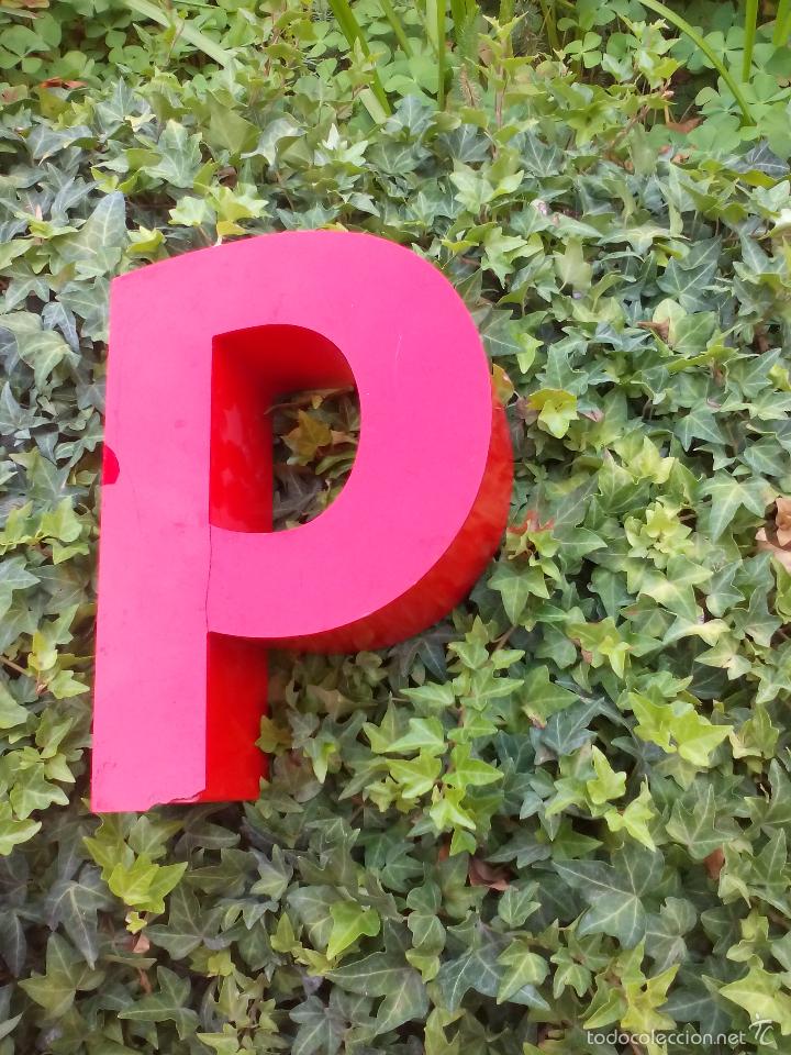 Posters: Letra 'p' P de Rotulo comercial. Bonita pieza de tipograf&iacute;a para decoraci&oacute;n. Mide 26 x 18 x 8 cm