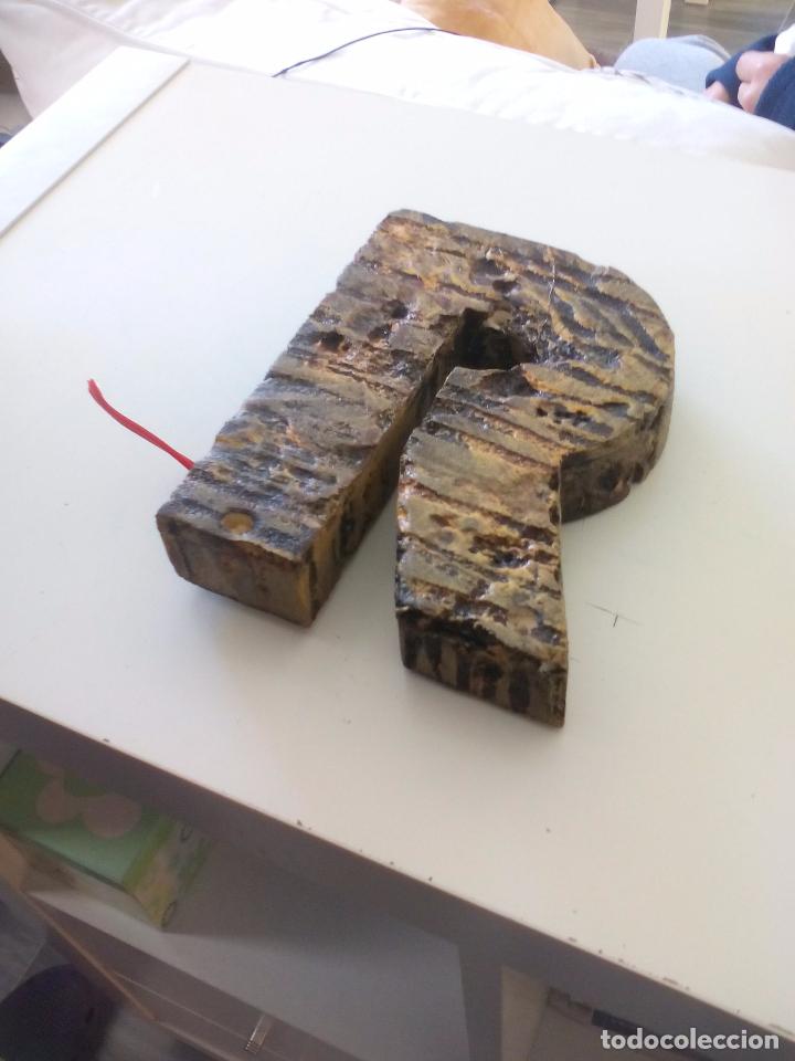 Posters: Letra 'R' de Rotulo comercial con luces led. Bonita pieza decoraci&oacute;n. Mide 19 x 14 x 3,5 cm