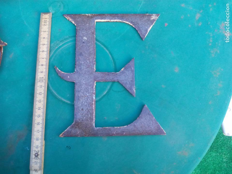 Posters: Antigua letra 'E' de hierro, de Rotulo comercial. Bonita pieza de tipograf&iacute;a para decoraci&oacute;n. 14x17