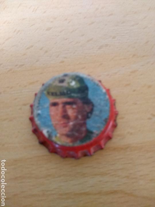 Affiches: **CHAPA CORONA CON LA CARA DEL CICLISTA,---JOSE RECIO--- A&Ntilde;OS 80**