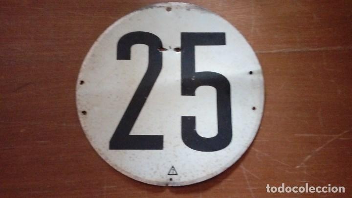 Plakate: PLACA ANTIGUA METALICA DE VELOCIDAD 25 QUE SOLIA PONERSE EN LOS TRACTORES 20 CMS. DE ALTO Y 20 LARGO