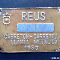 Carteles: CHAPA MATRICULA DE RODAJE CARRETON-CARRETILLA Nº1 DE LLANTA METALICA,AÑO 1980 DE REUS. (9CM. X 6CM.)