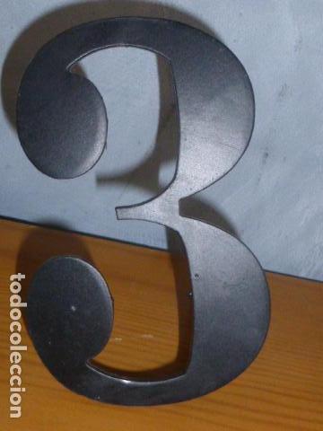 Plakate: NUMERO 3 DE HIERRO PARA COLGAR EN FACHADAS.