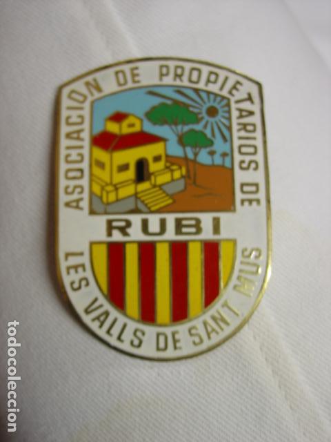 Plakate: Rub&iacute;. Placa Distintiva de la Asociaci&oacute;n de Propietarios de Les Valls de Sant Mus. 9x6,1 cm.