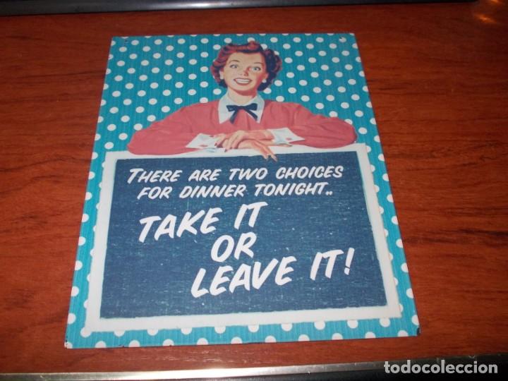 Plakate: Peque&ntilde;a chapa met&aacute;lica en ingl&eacute;s: Hay dos opciones para cenar esta noche. T&oacute;melo o d&eacute;jelo. 24x19 cm.