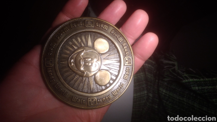 Posters: Walt Disney. Disney Word. Chapa dif&iacute;cil y pesada. Made in usa